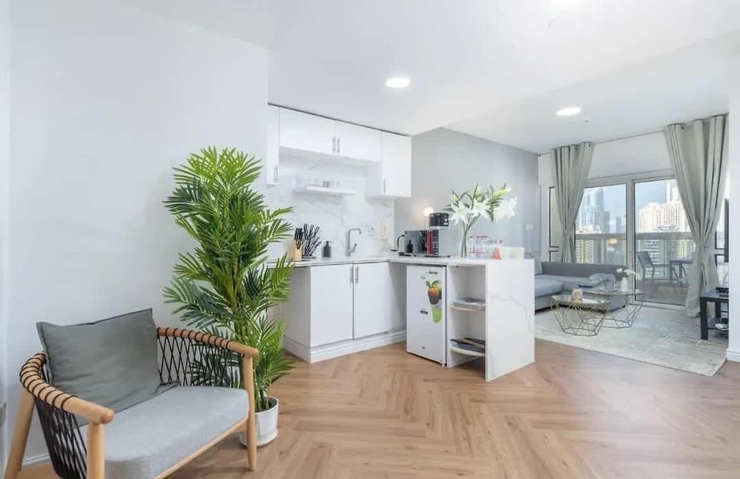 Stunning 2 Bed Great Metro Access * Dubai