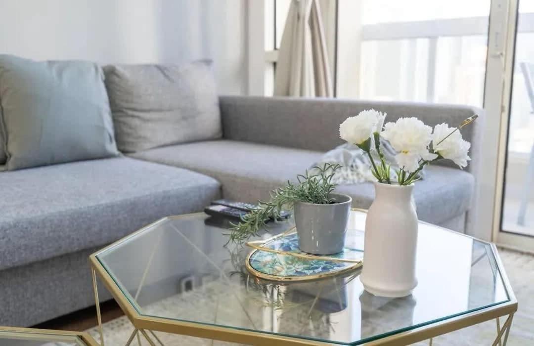 Stunning 2 Bed Great Metro Access * Dubai