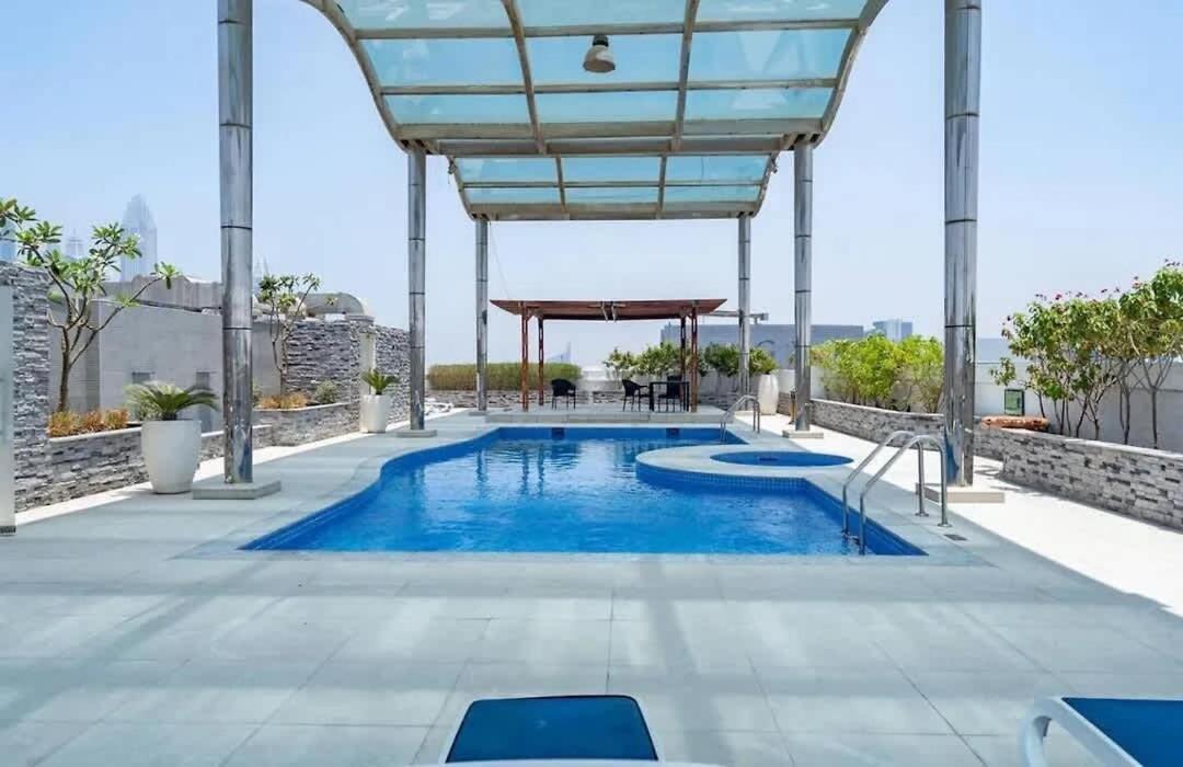 Stunning 2 Bed Great Metro Access Dubai
