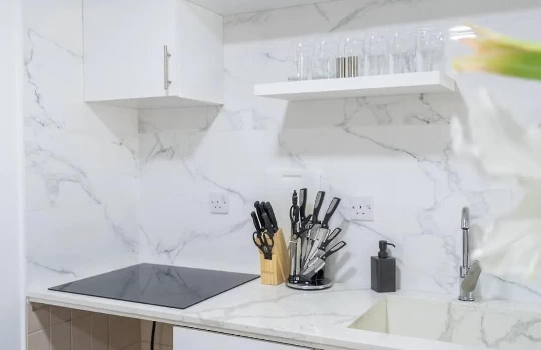 Stunning 2 Bed Great Metro Access Apartment