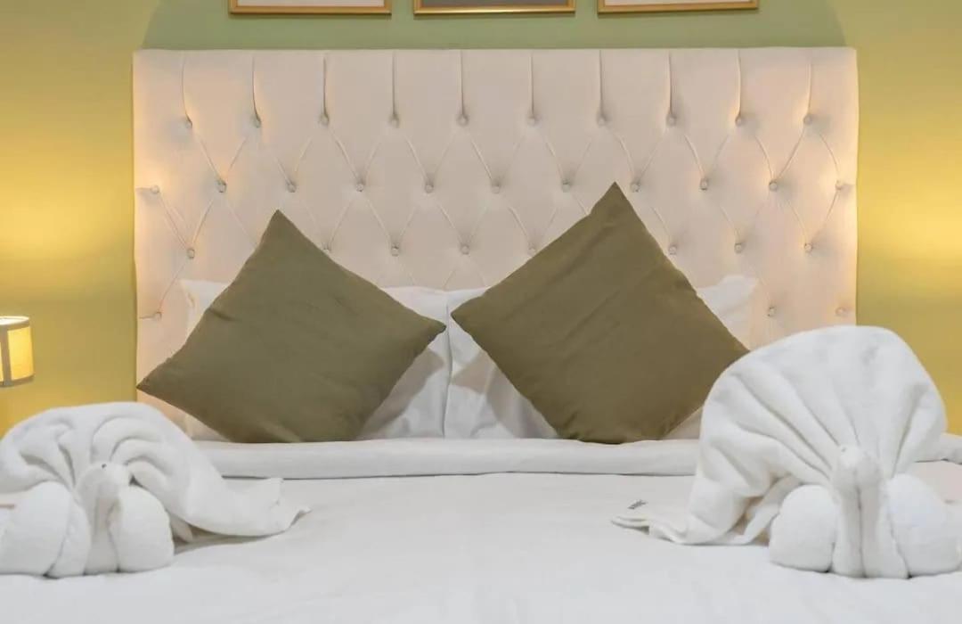 Stunning 2 Bed Great Metro Access Dubai