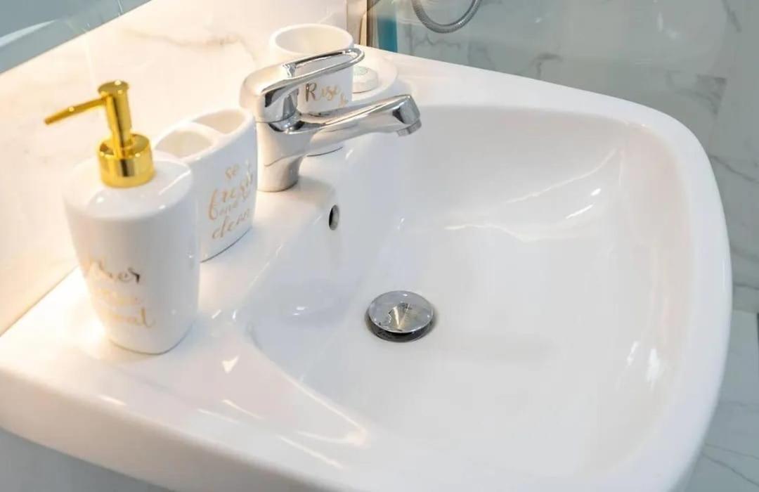 Stunning 2 Bed Great Metro Access Apartment *