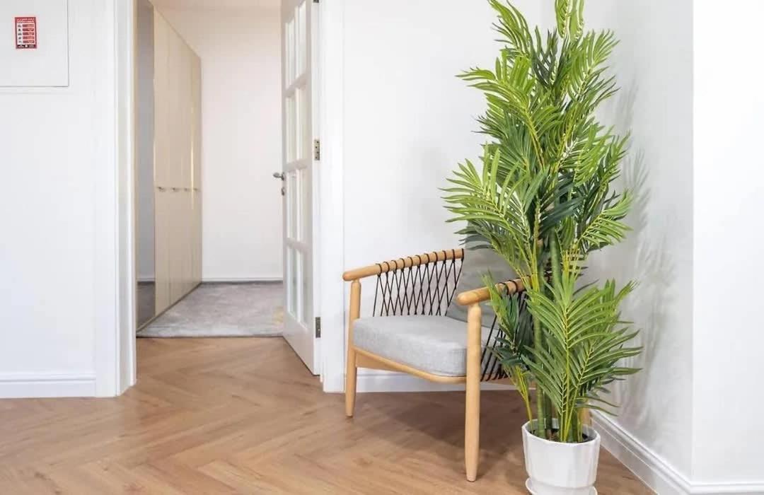 Stunning 2 Bed Great Metro Access Apartment *