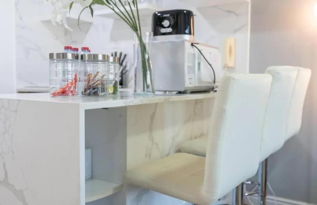 Stunning 2 Bed Great Metro Access Apartment