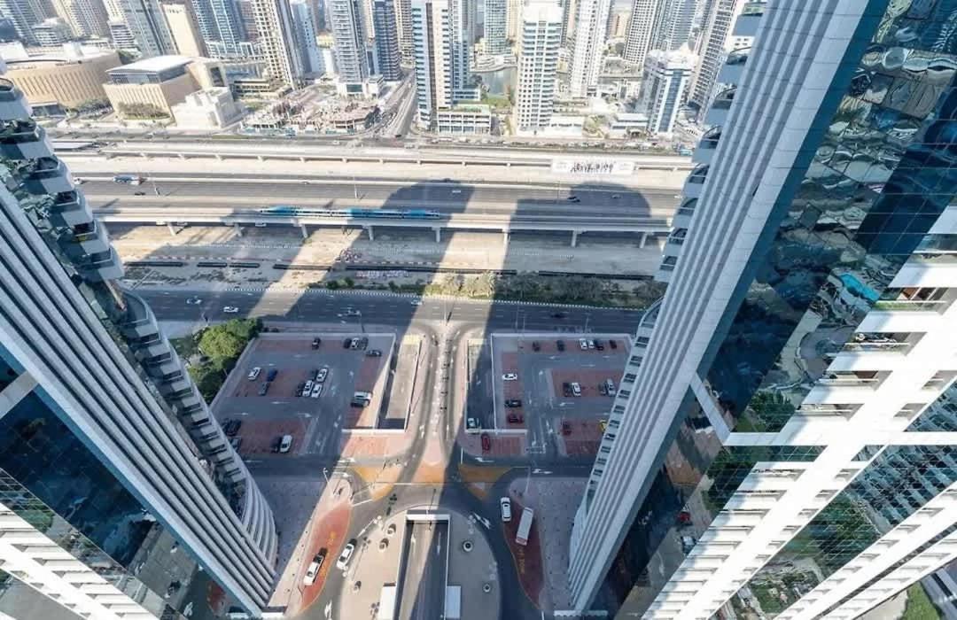 Stunning 2 Bed Great Metro Access Apartment Dubai