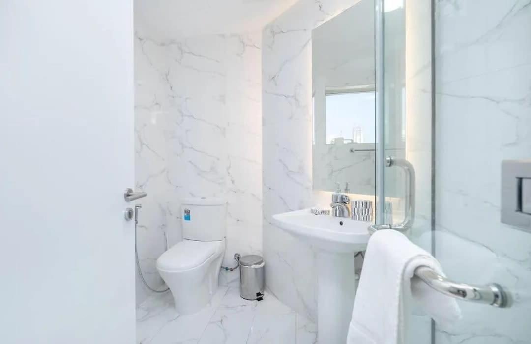 Stunning 2 Bed Great Metro Access Apartment *