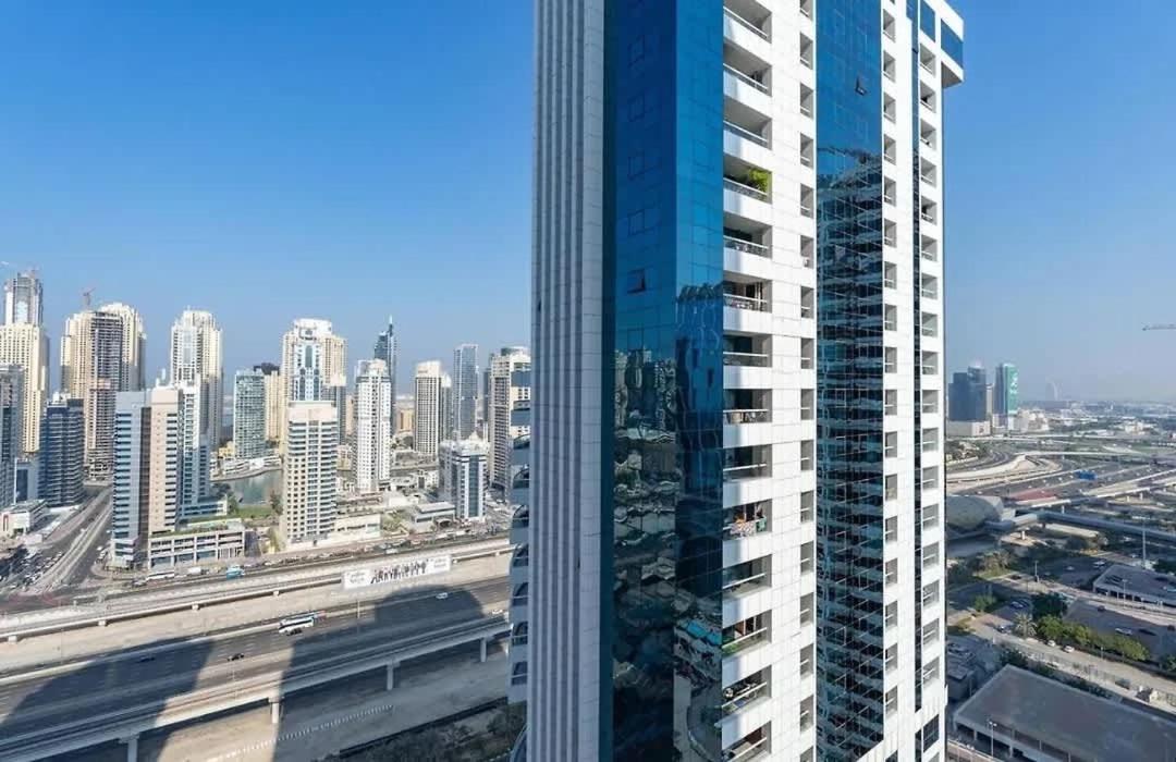Stunning 2 Bed Great Metro Access Dubai