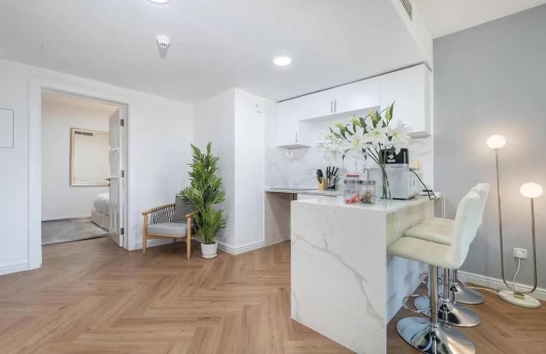Stunning 2 Bed Great Metro Access Apartment