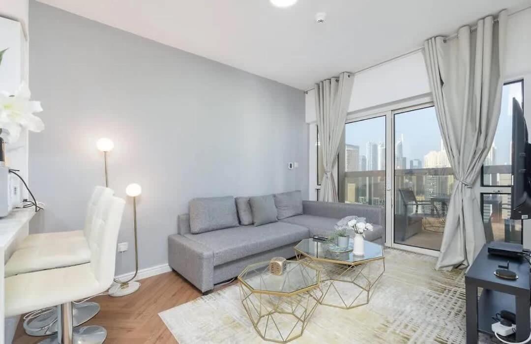 Stunning 2 Bed Great Metro Access Apartment Dubai