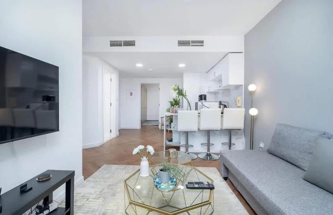 Stunning 2 Bed Great Metro Access Apartment