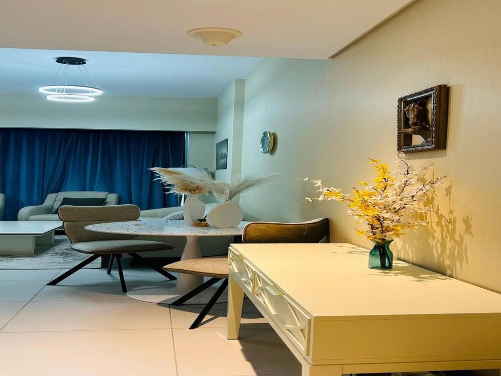 Montrose Tower A 1br Apartment