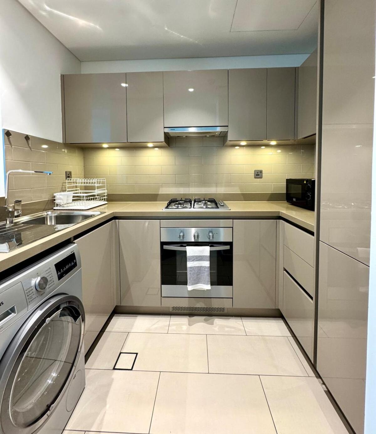 Modern And Spacious Near Burj Khalifa Apartment