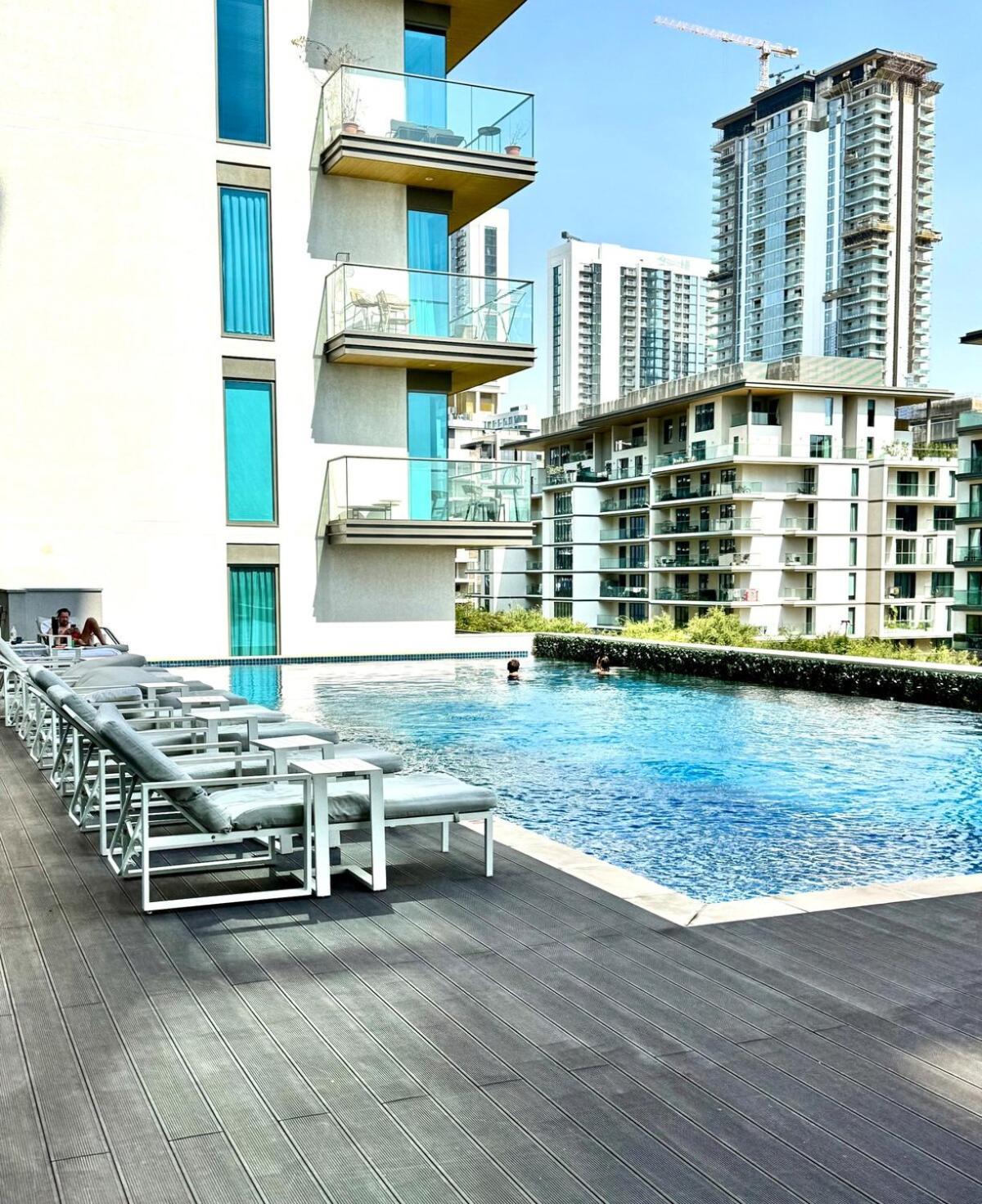Modern And Spacious Near Burj Khalifa Apartment *