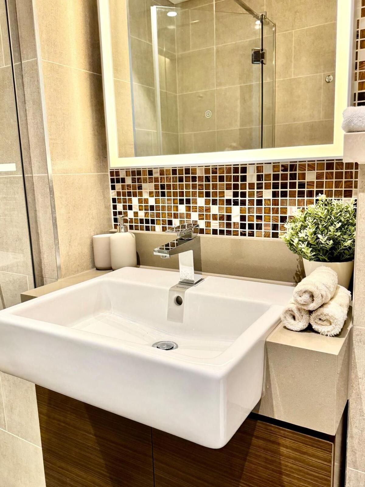 Modern And Spacious Near Burj Khalifa