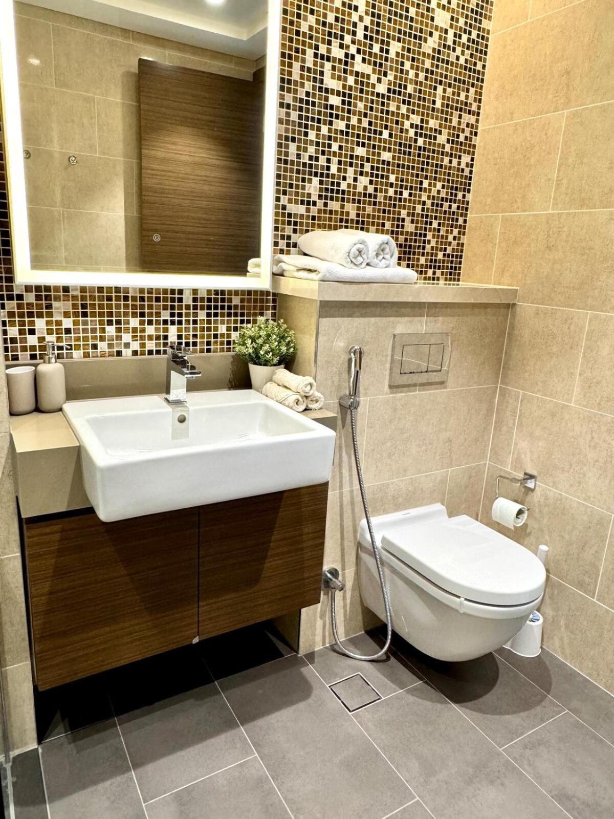 Modern And Spacious Near Burj Khalifa Dubai