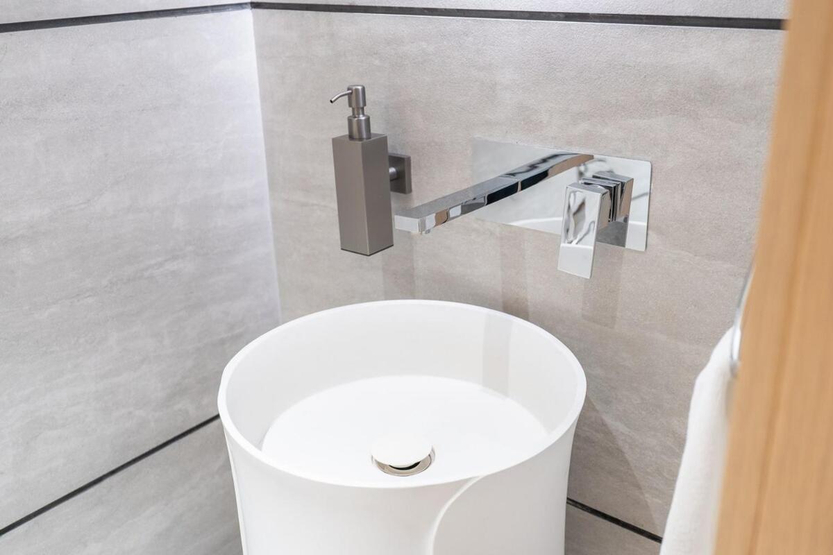 Elegant 1bhk By Czechin Luxe With Pool And Gym Dubai