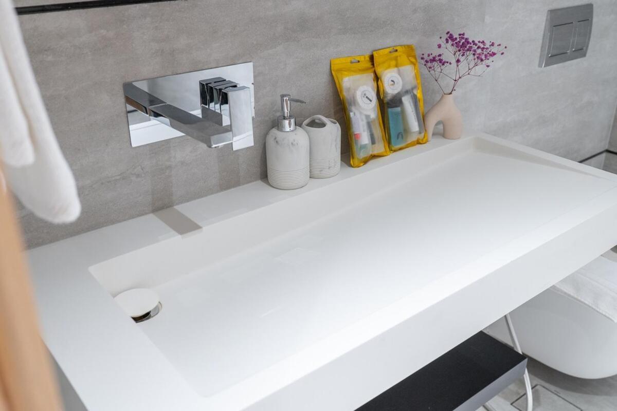 Elegant 1bhk By Czechin Luxe With Pool And Gym * Dubai