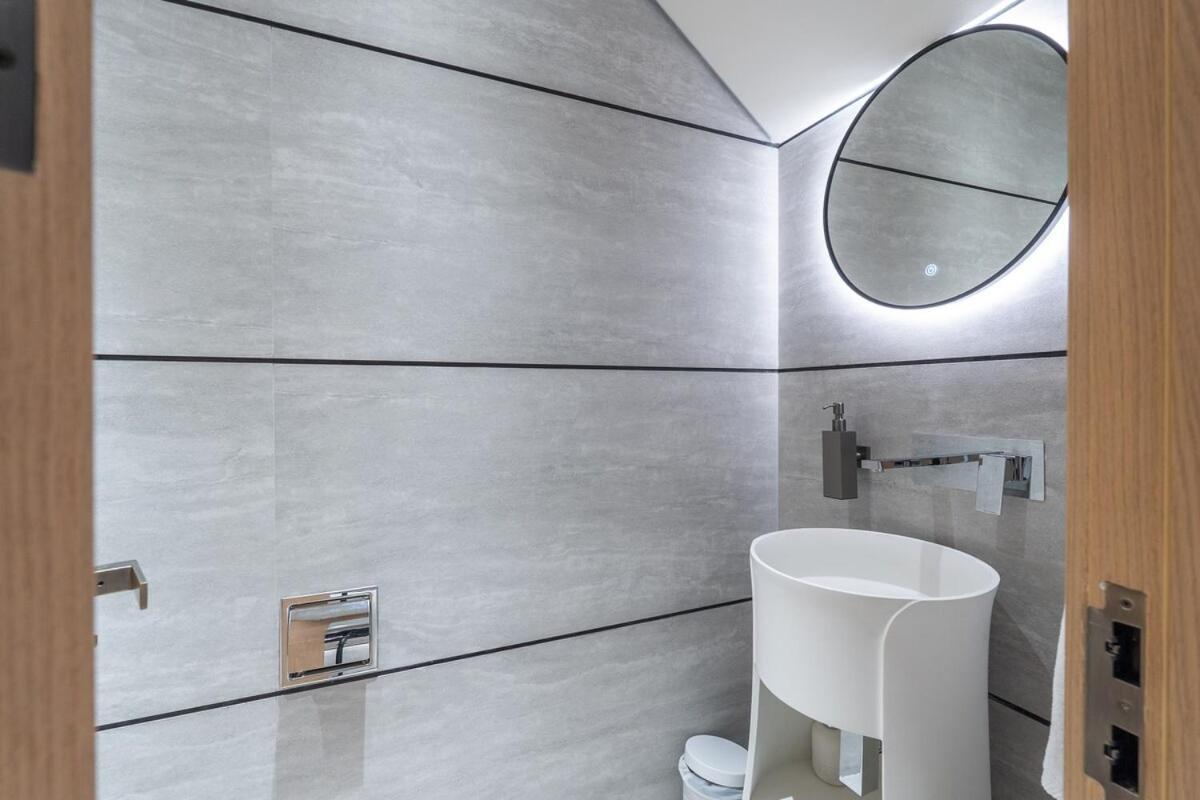 Elegant 1bhk By Czechin Luxe With Pool And Gym Dubai