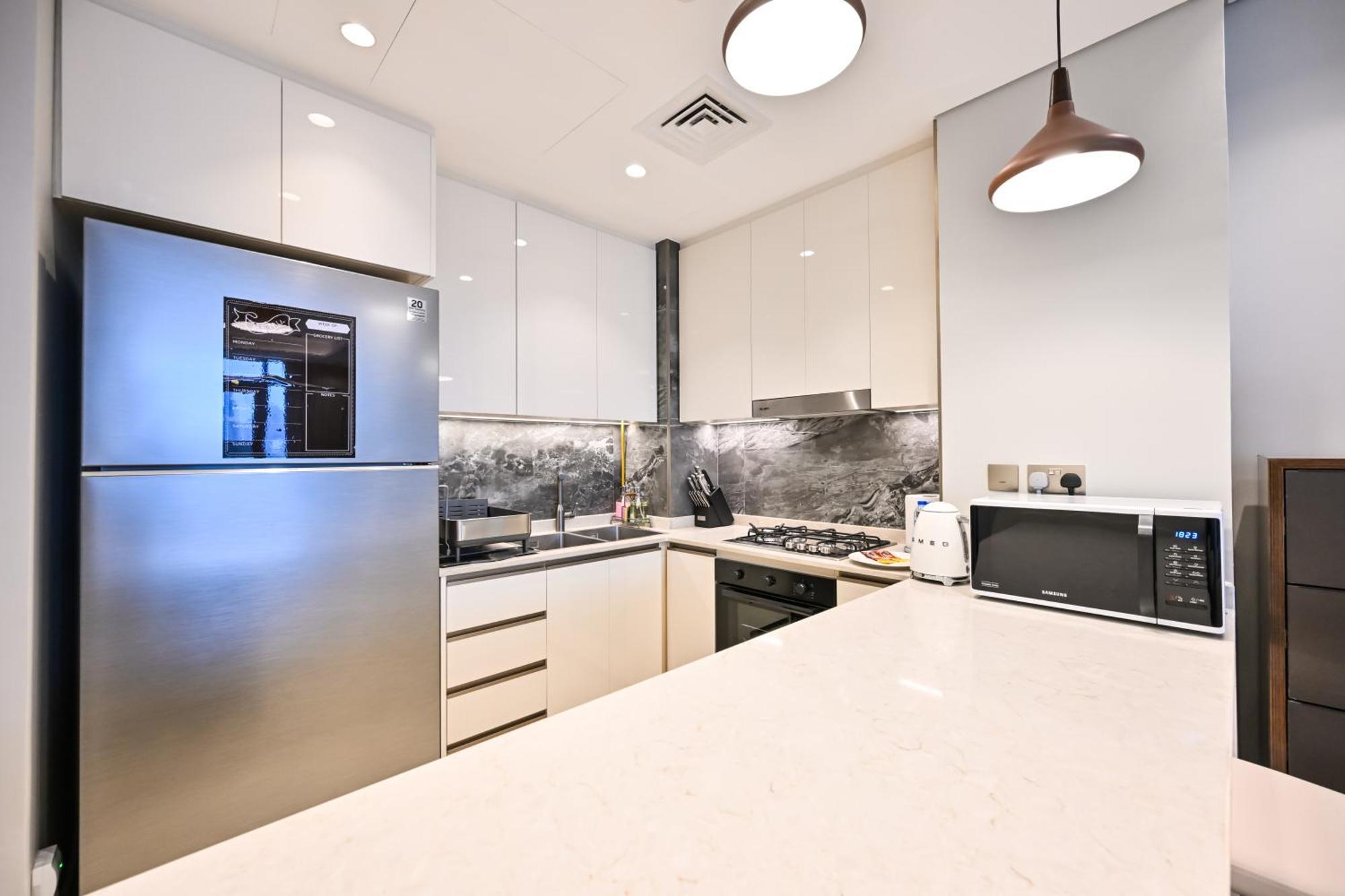 Stunning 1 Bdr Luxury With Burj Khalifa View Apartment *