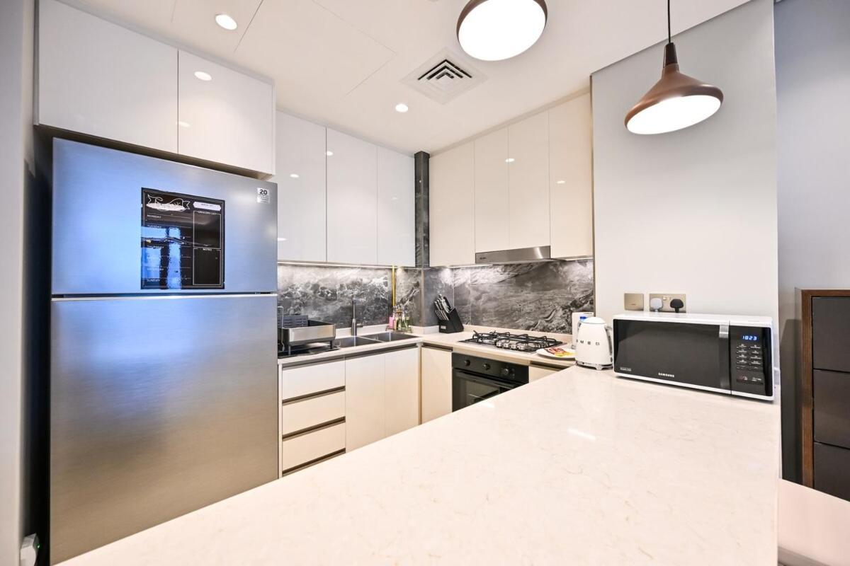 Stunning 1 Bdr Luxury With Burj Khalifa View Apartment *