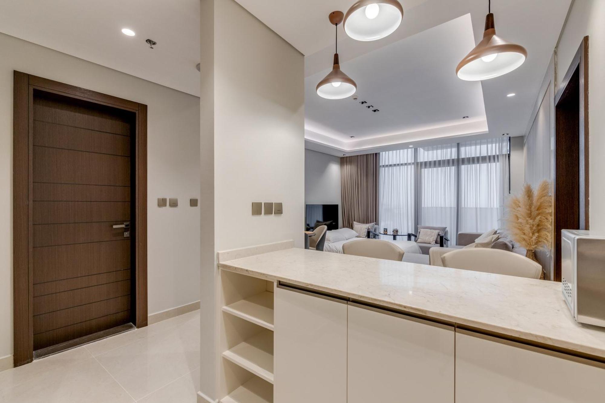Daire Ramadan Offer!!! Skyline View 1br, King Bed, Bar & Movie Nights Dubai