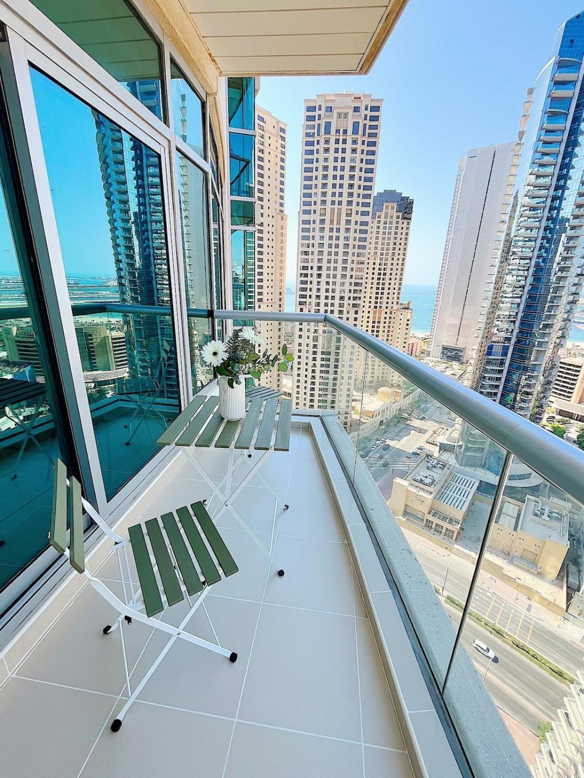 Park Island, Marina, 2 Master Bedrooms, Stunning View, Prime Location Apartment *