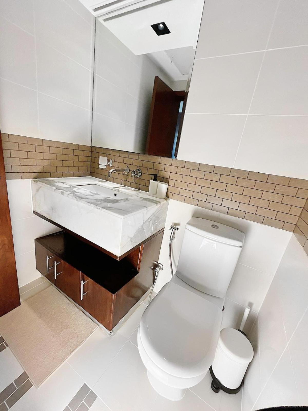 Park Island, Marina, 2 Master Bedrooms, Stunning View, Prime Location Apartment *