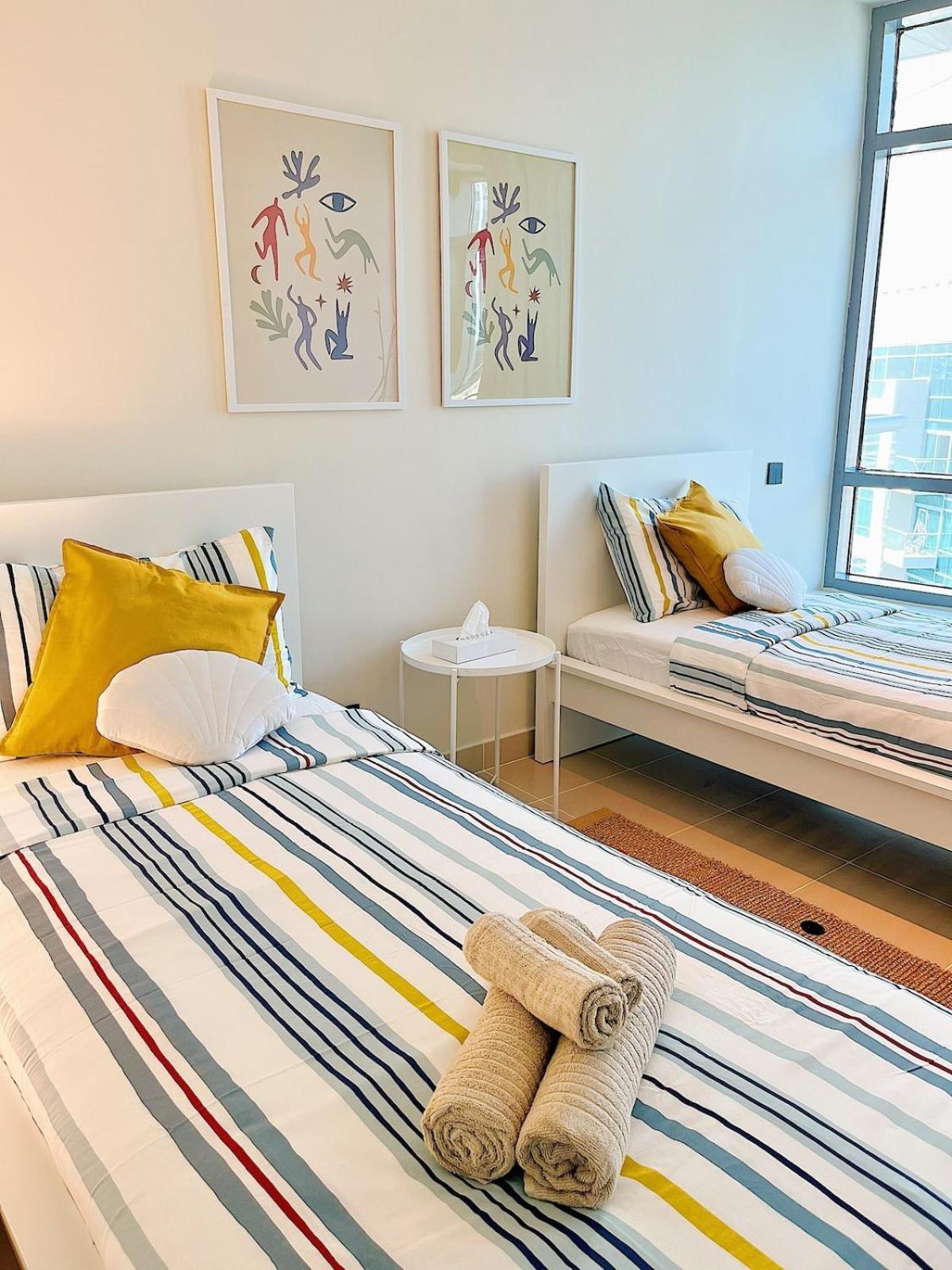 Park Island, Marina, 2 Master Bedrooms, Stunning View, Prime Location *