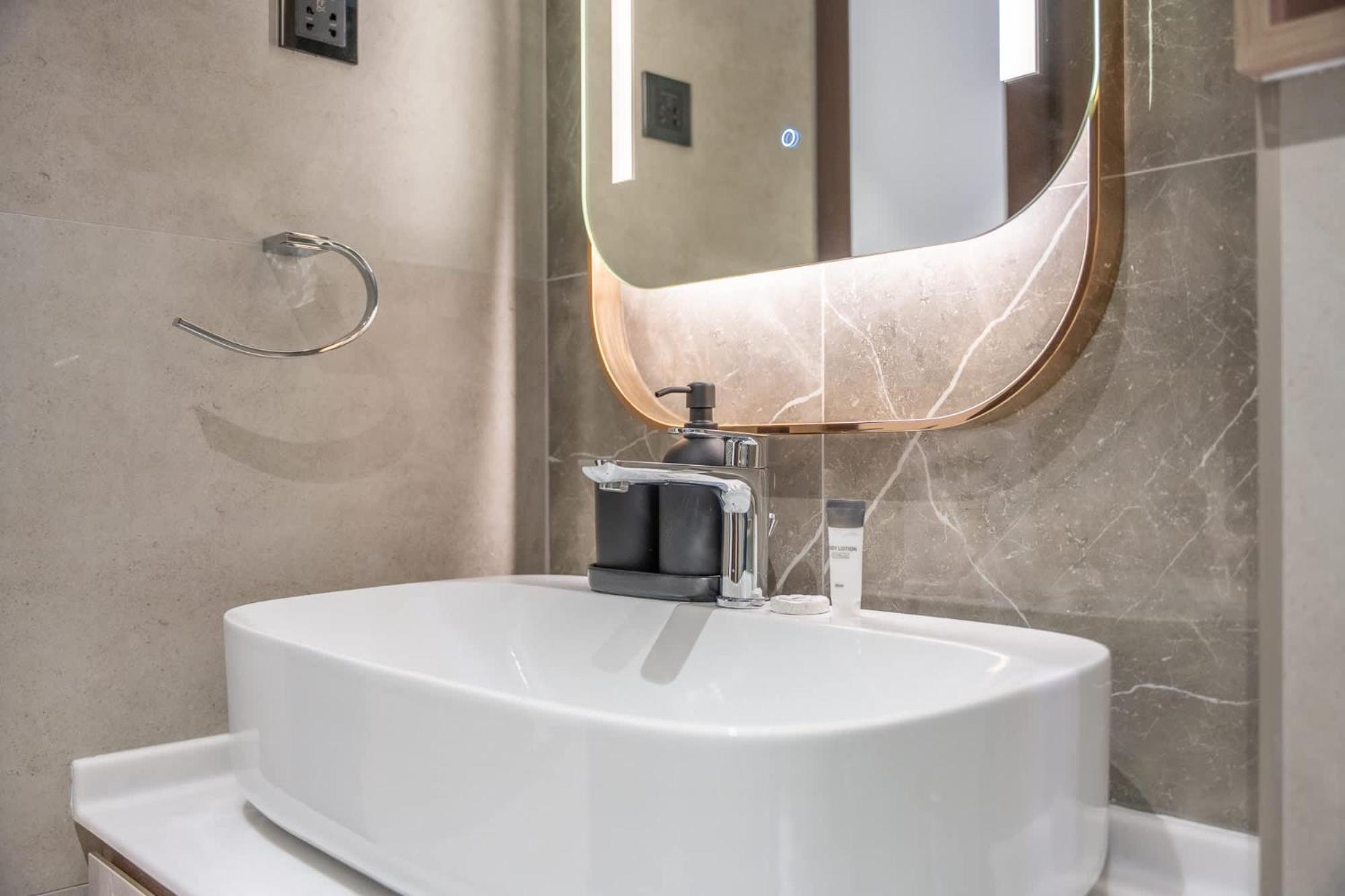 Apartment Sleek In The Ivy Tower, Jvt *
