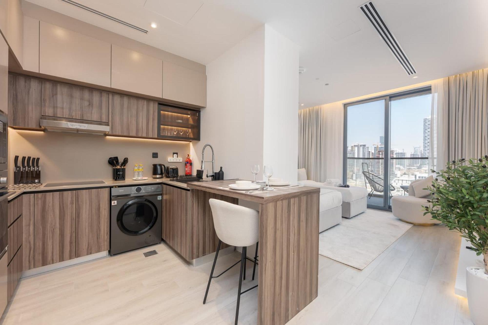 Sleek In The Ivy Tower, Jvt Apartment *