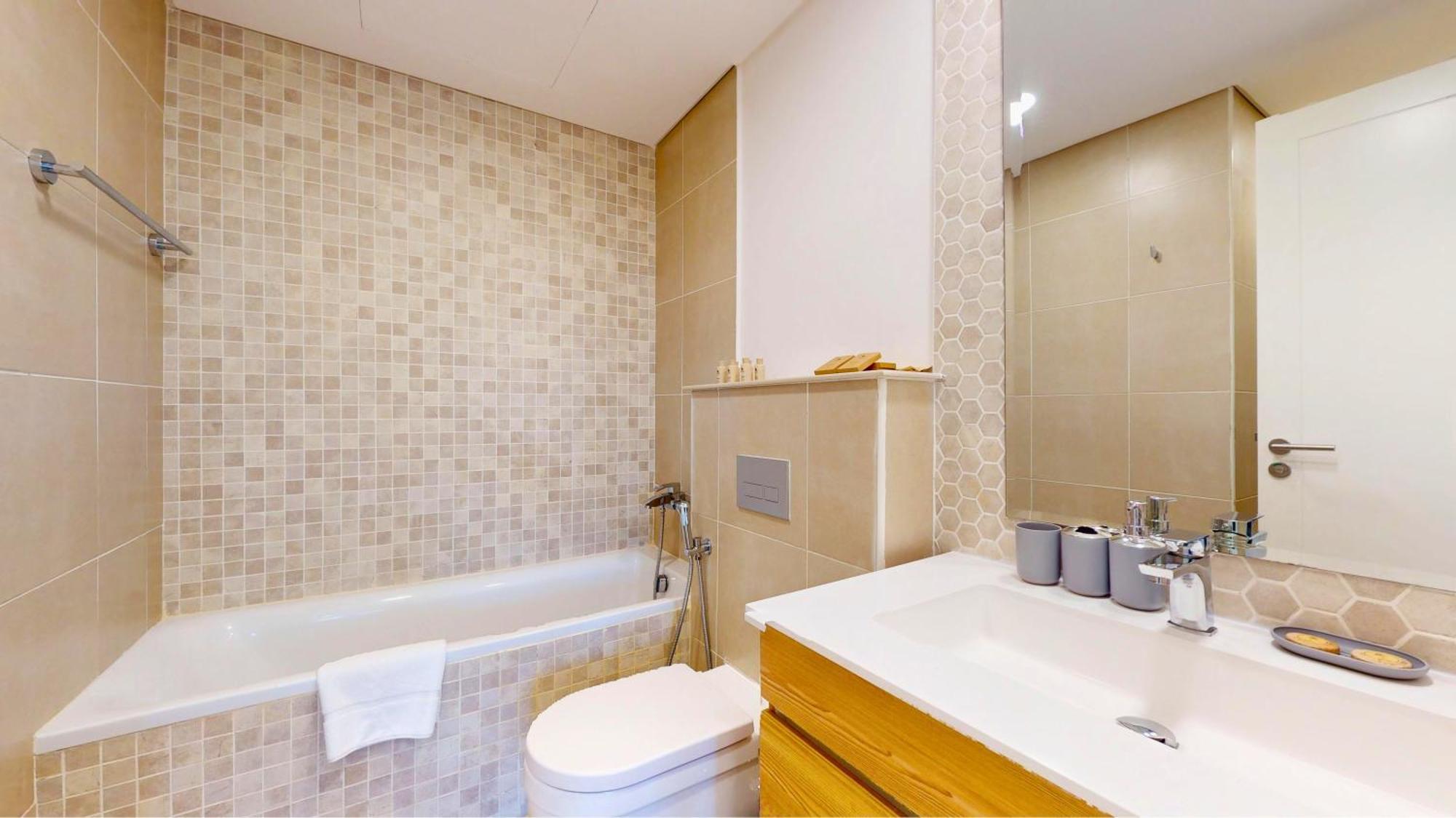 Vibrant Getaway 1br Furnished - Near Golf Course