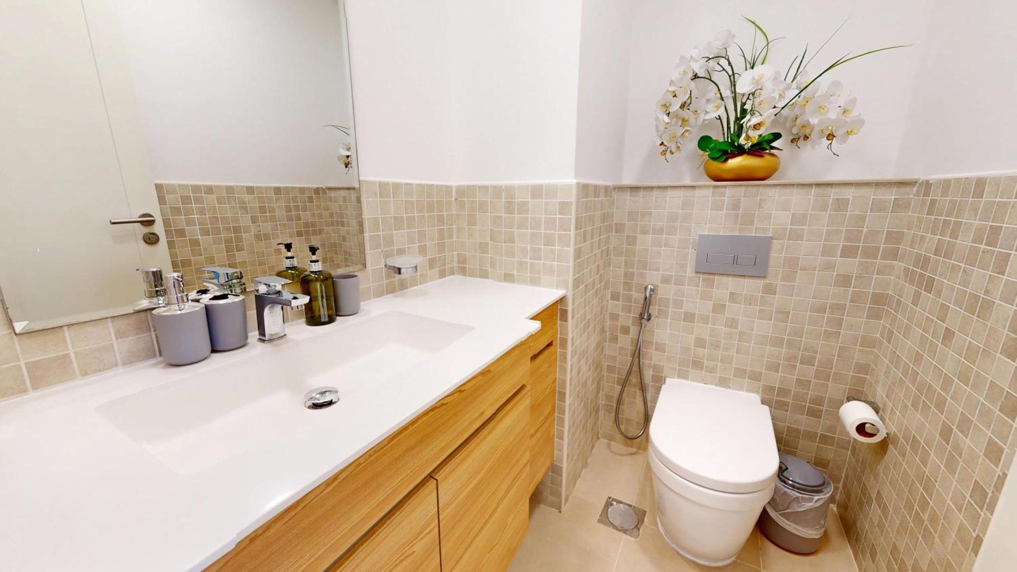 Vibrant Getaway 1br Furnished - Near Golf Course *