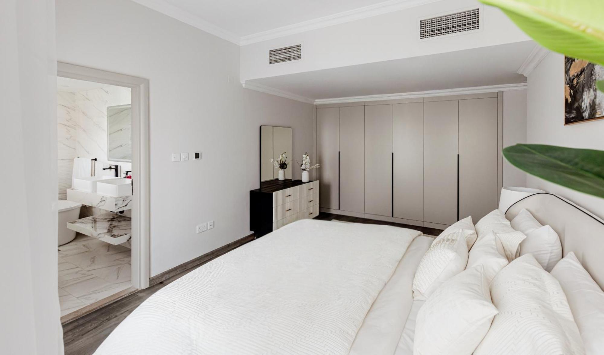 Apartment Beautiful 3 Bed In Marina!
