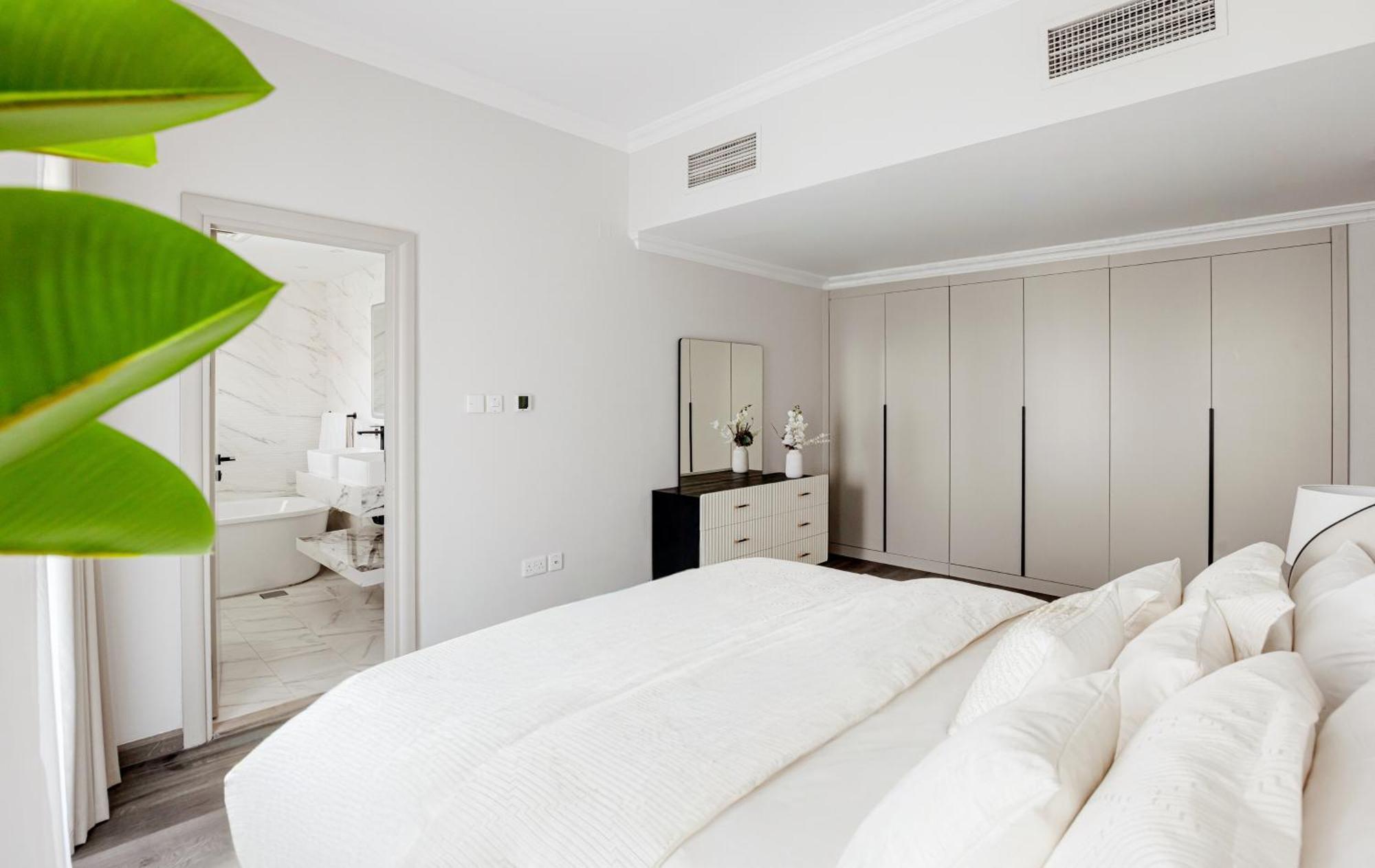 Beautiful 3 Bed In Marina! Apartment *