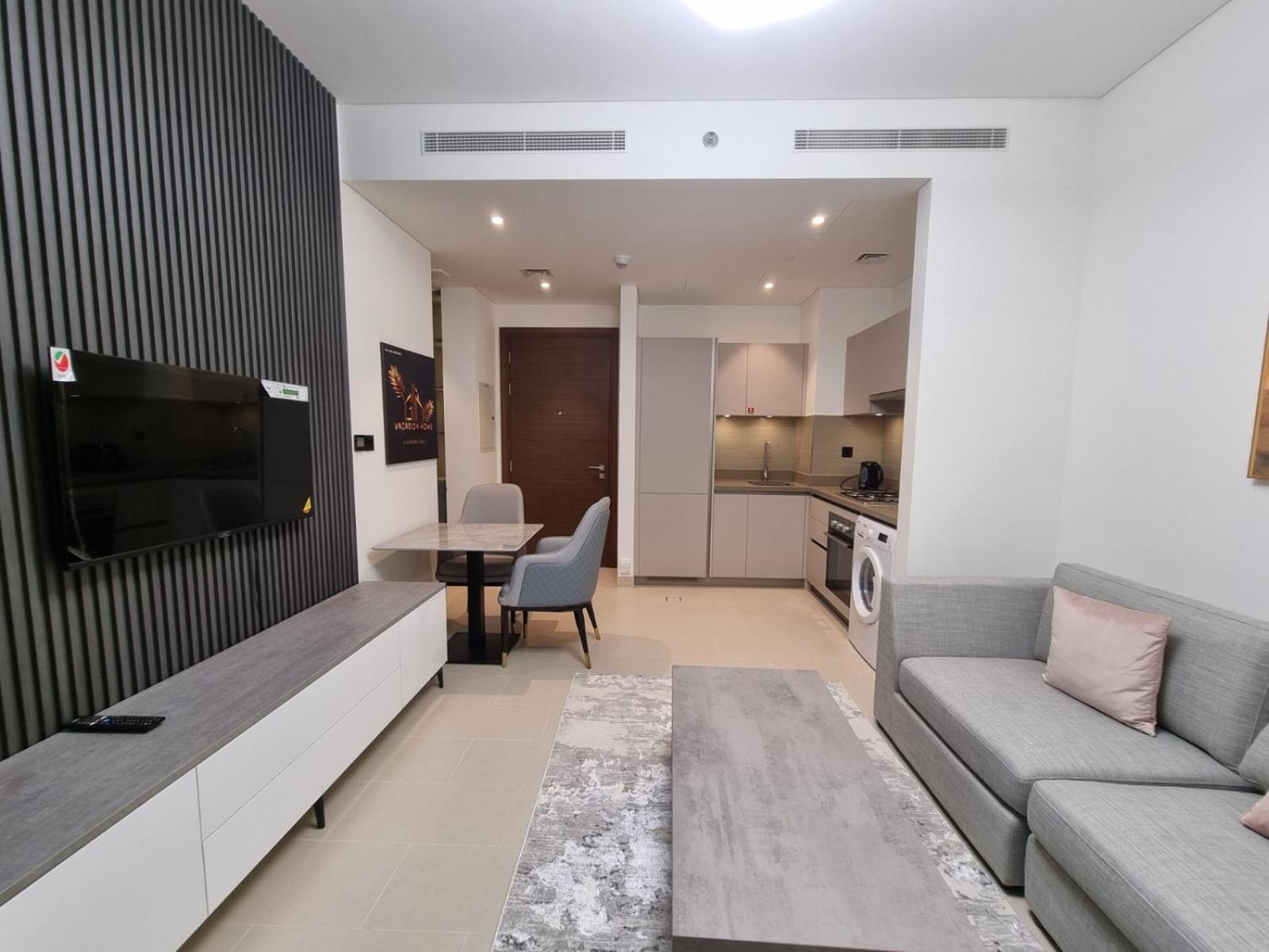 One Fully Furnished Bebroom Apartment *