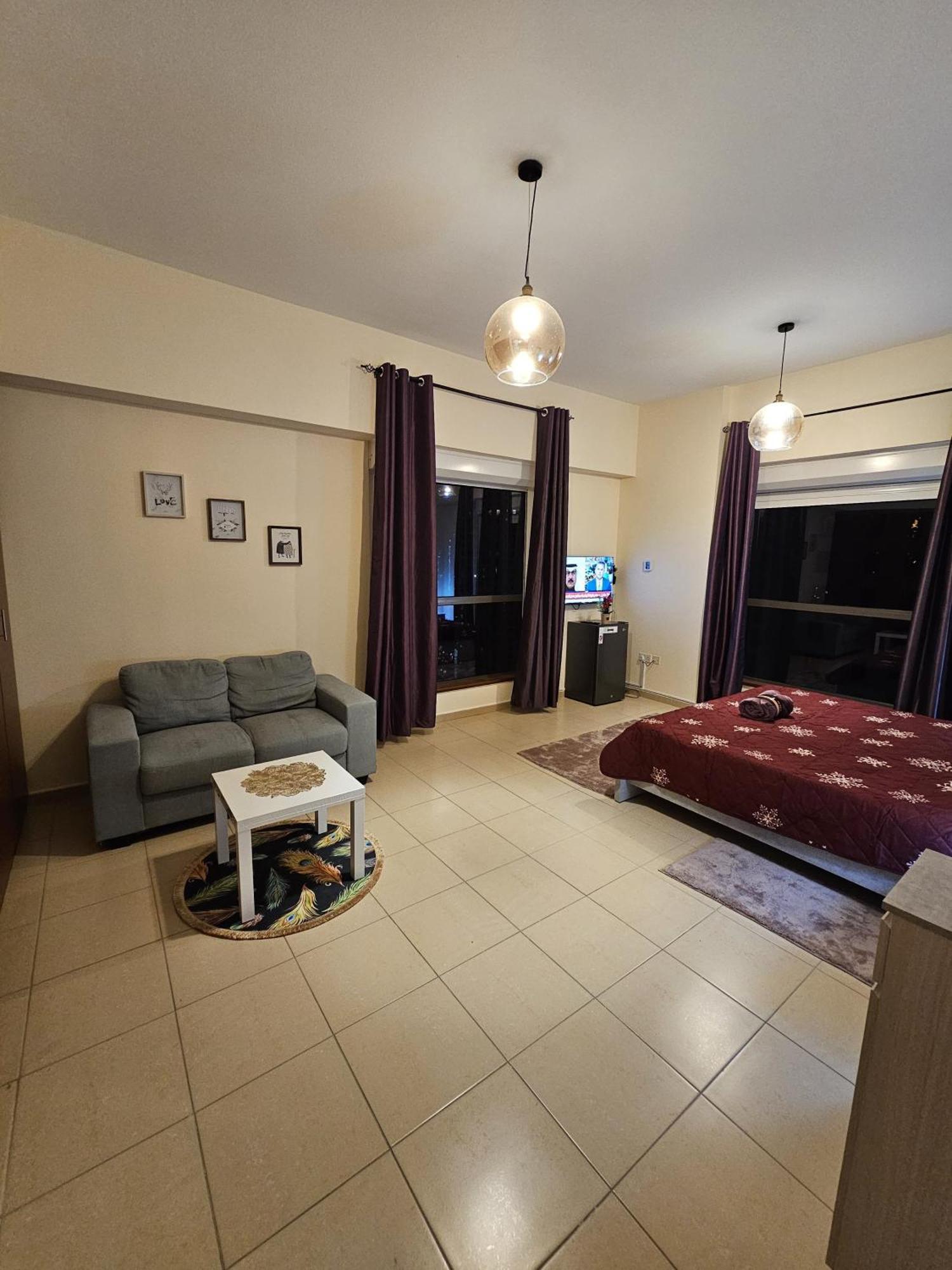 Guest house Master Bedroom In Jbr