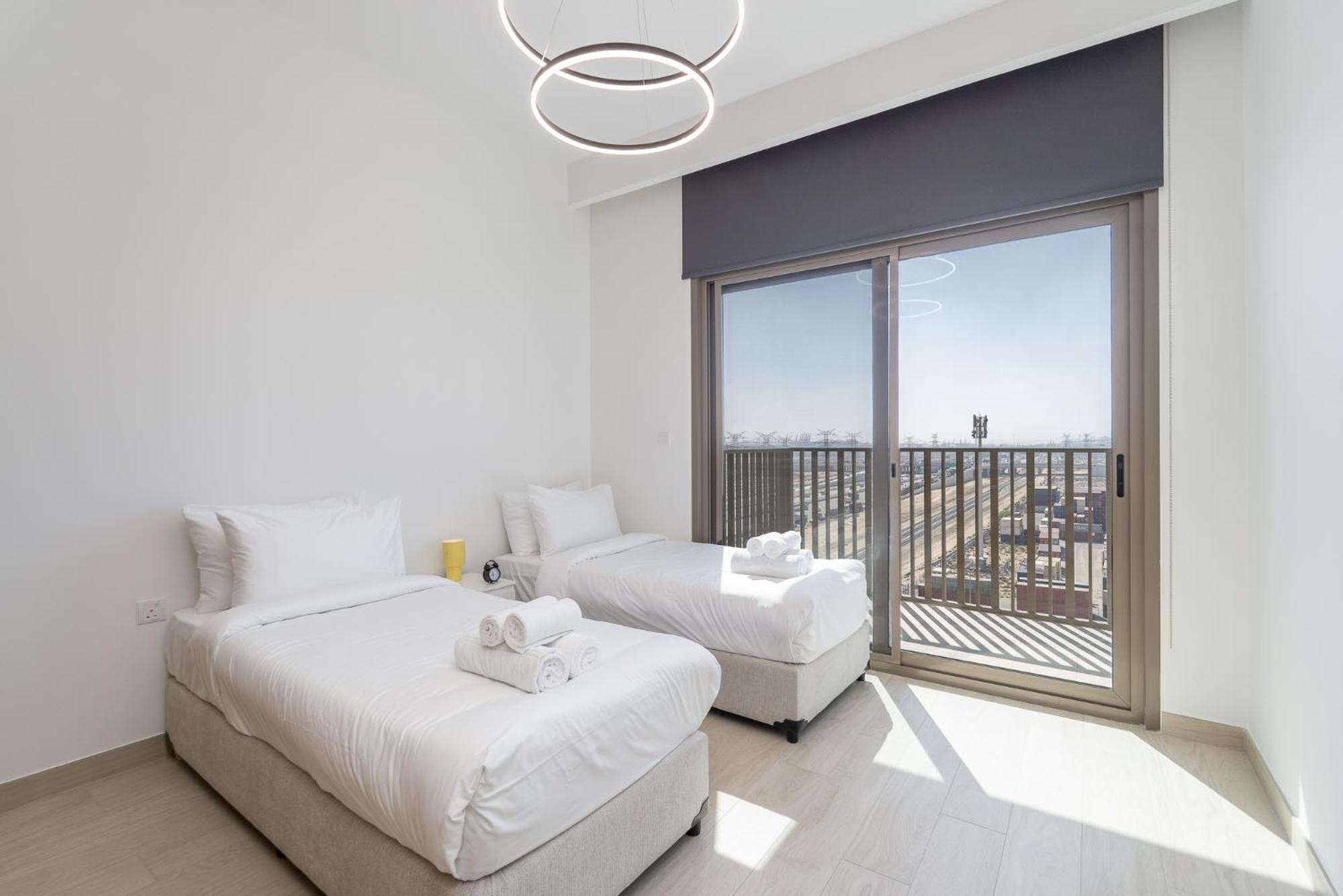 Modern And Peaceful 2 Bedroom In Amber By Azizi Apartment Dubai