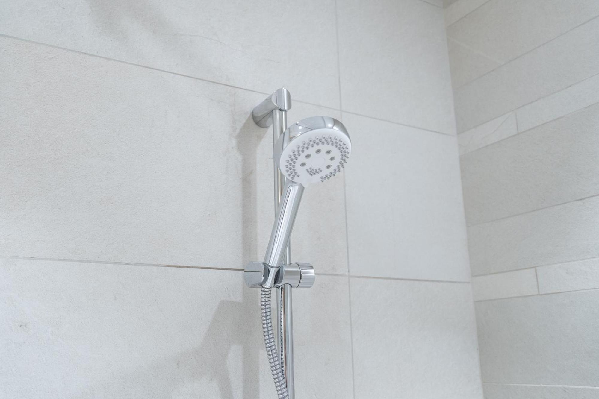 Modern And Peaceful 2 Bedroom In Amber By Azizi Dubai