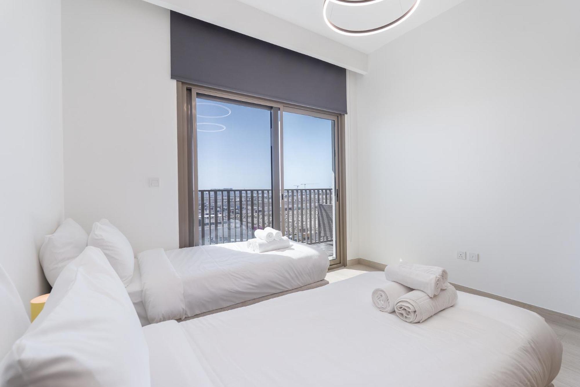 Modern And Peaceful 2 Bedroom In Amber By Azizi Apartment Dubai