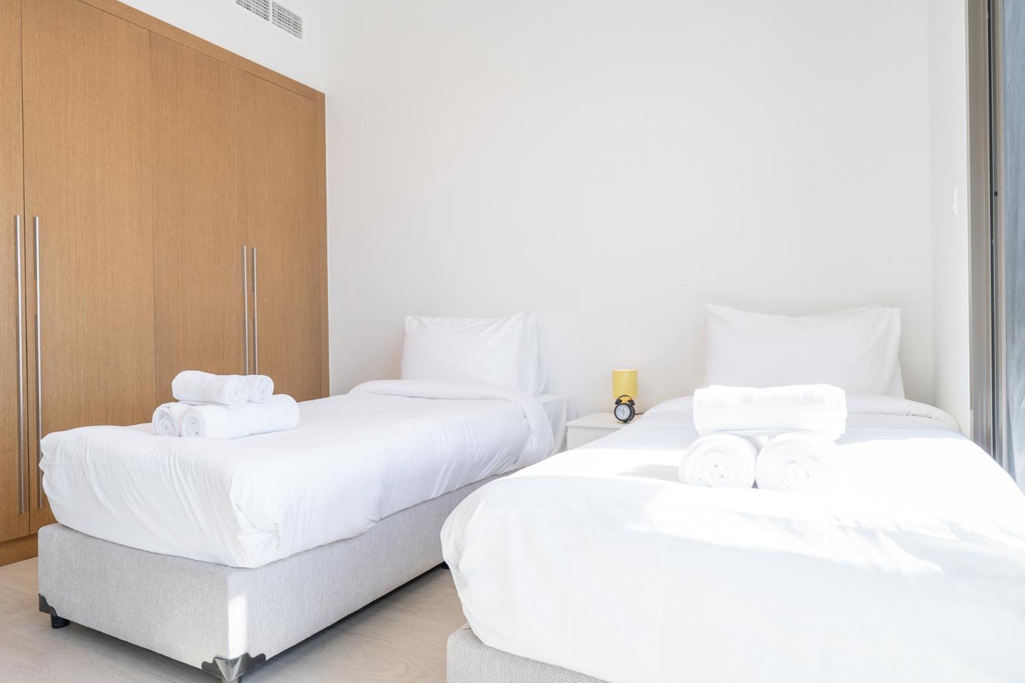 Modern And Peaceful 2 Bedroom In Amber By Azizi Dubai