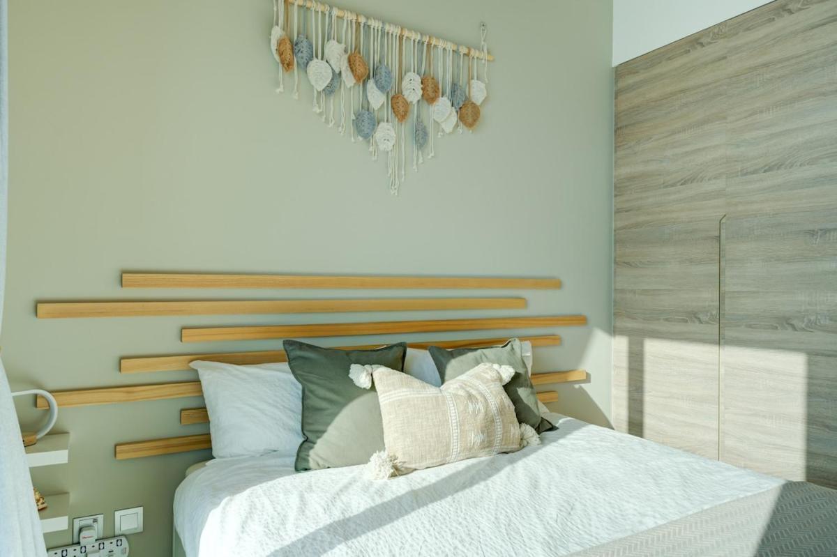 Higuest - New! Stunning Sea View Studio, Balcony, Pool Apartment Dubai