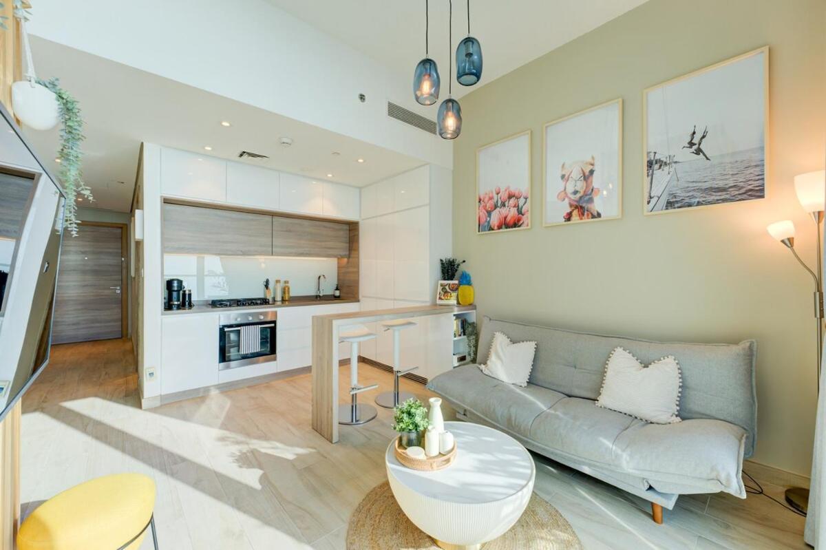 Higuest - New! Stunning Sea View Studio, Balcony, Pool * Dubai