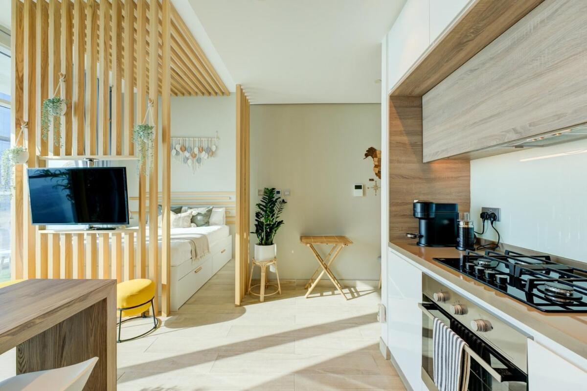 Higuest - New! Stunning Sea View Studio, Balcony, Pool * Dubai