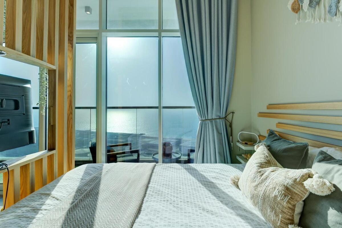 Higuest - New! Stunning Sea View Studio, Balcony, Pool Apartment Dubai