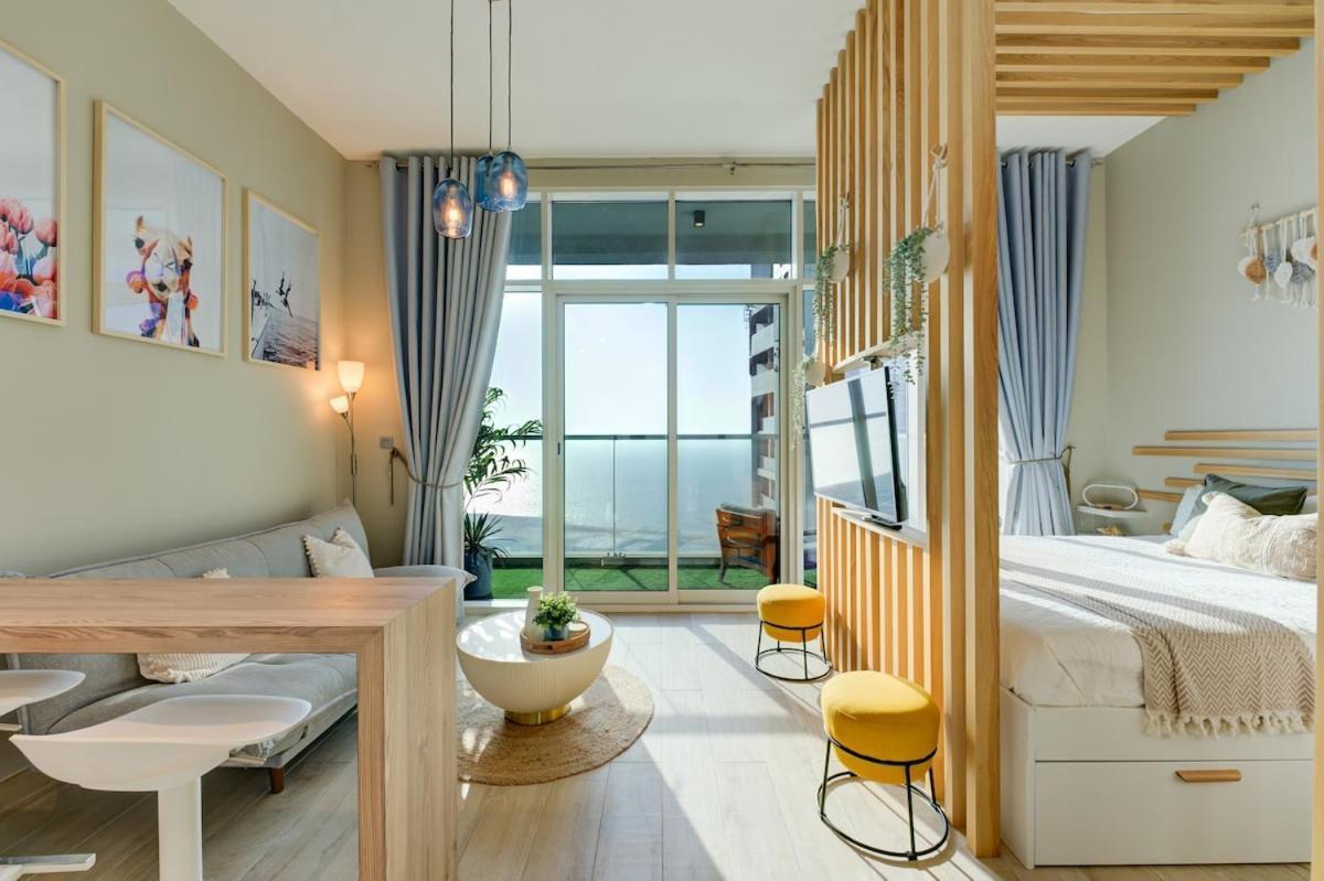 Higuest - New! Stunning Sea View Studio, Balcony, Pool * Dubai