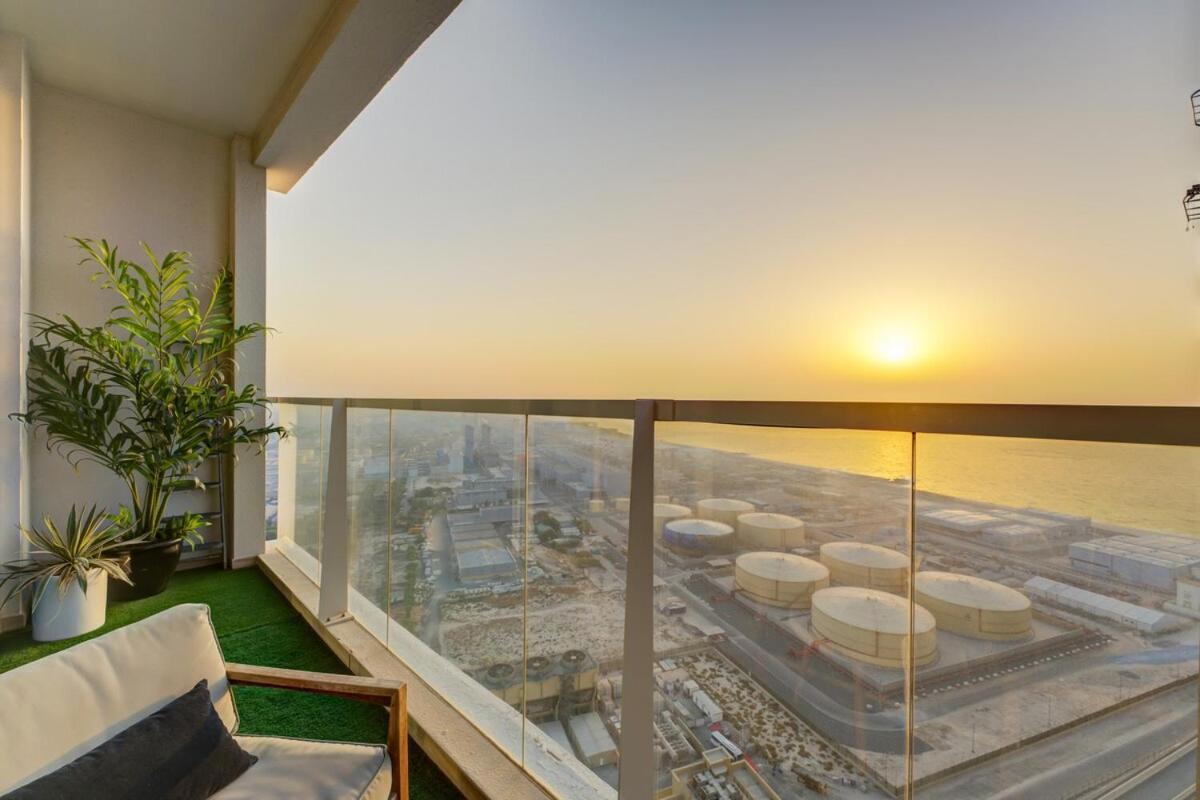 Higuest - New! Stunning Sea View Studio, Balcony, Pool * Dubai
