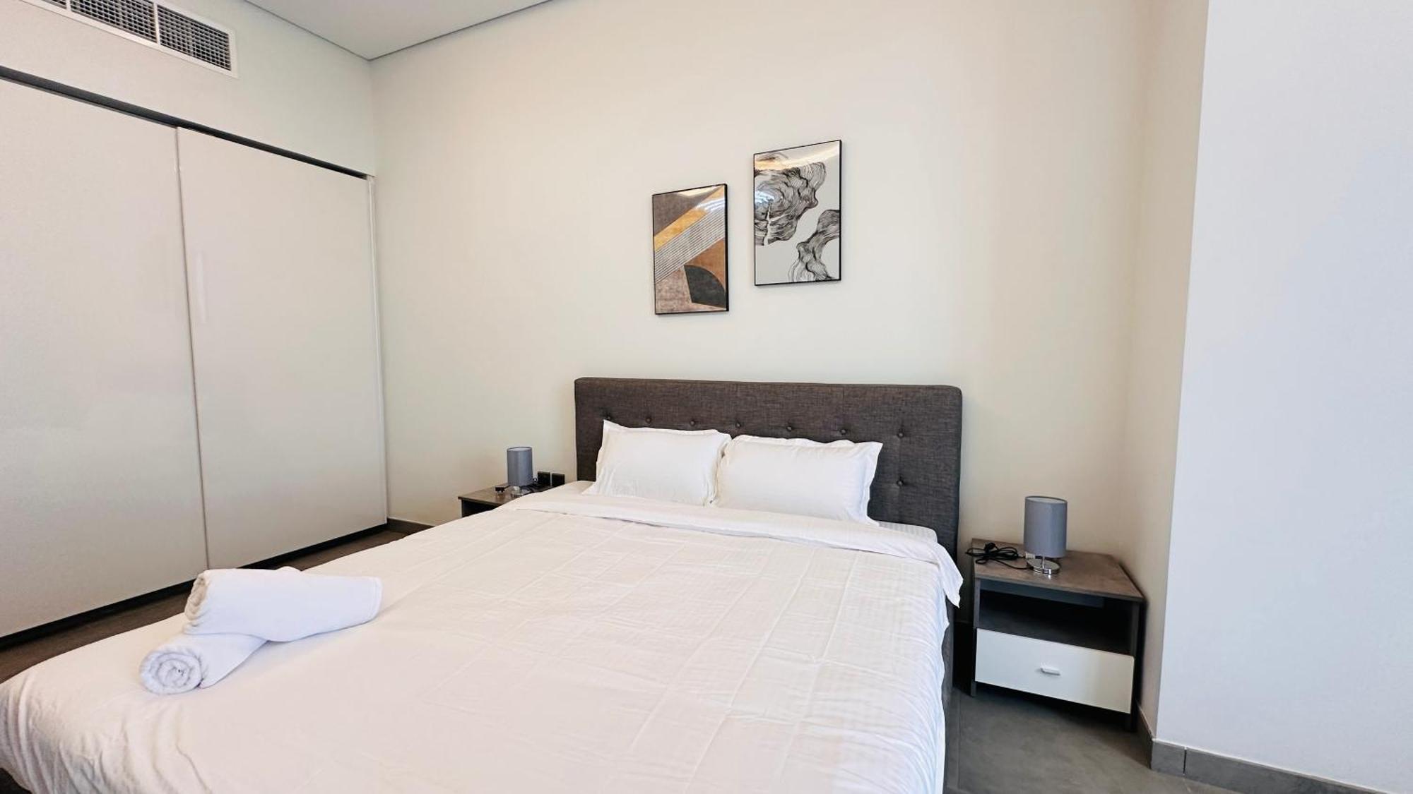 Upscale At Oval Tower Near Downtown With Balcony And Parking By Belvilla Dubai