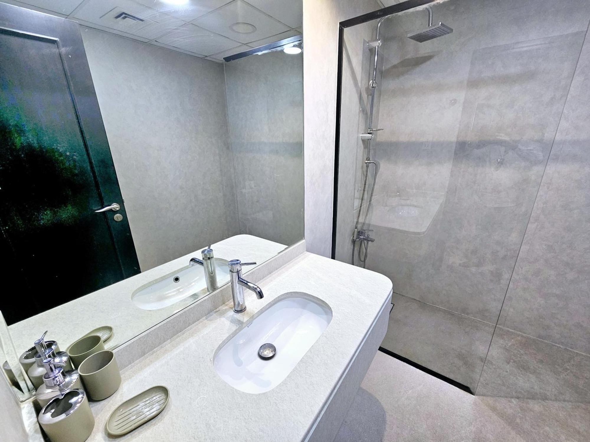 Sunrise Homes - Near Jbr With Huge Balcony - Harbour Views Apartment *