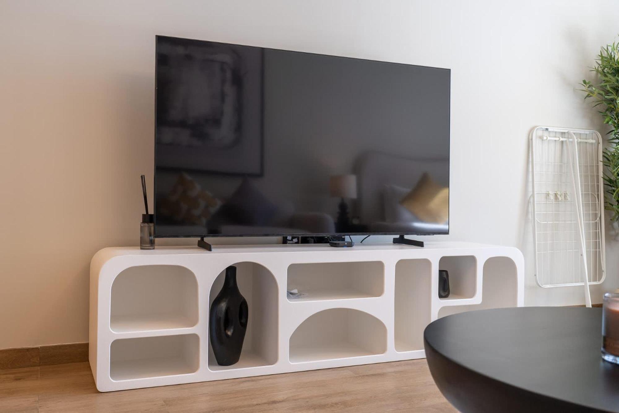 Mesmerizing Located In The Center Of Jvc Apartment *