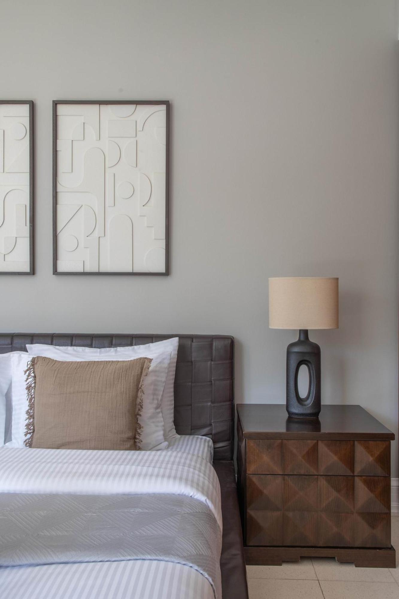 Frank Porter - Al Yass Tower Apartment Dubai